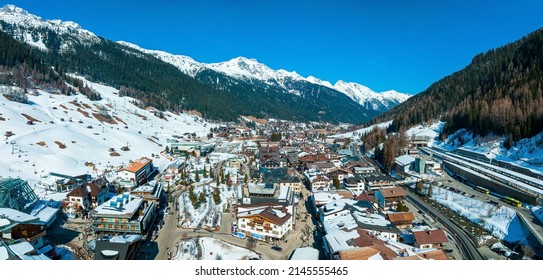 Estación de esquí de la ciudad de St. Anton am Arlberg en Austria con un increíble cielo soleado de invierno y montañas nevadas cubiertas de pinos en el fondo