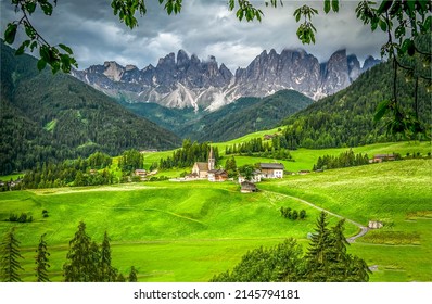 Alpine kerk in bergdorp op zomerlandschap