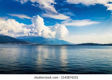 Baai van Kotor in de Adriatische Zee, Montenegro. Zeecruise nabij de kust op een bewolkte dag.