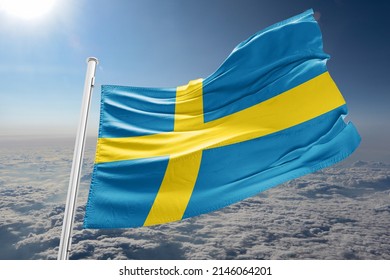 zweedse vlag Zweden vlag Zijde zwaaiende vlag van Zweden gemaakt doorzichtige stof met houten vlaggenmast gouden speer op achtergrond zonnige blauwe lucht witte rookwolken echte retro foto Landen van de wereld