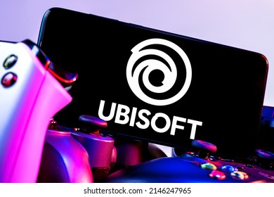Kazan, Rusland - 15 apr 2022: Ubisoft is een Frans videogamebedrijf. Smartphone met Ubisoft-logo op het scherm op stapel gamepads.