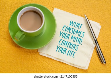 O que consome sua mente controla sua vida - caligrafia inspiradora em um guardanapo, flat lay com café, mentalidade, estilo de vida e conceito de desenvolvimento pessoal