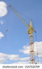 Se instala una grúa torre amarilla en un sitio de construcción para la construcción de un nuevo edificio.