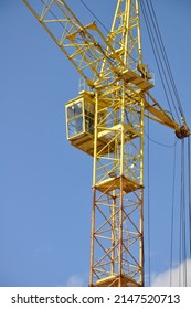 新しい建物の建設のため、建設現場に黄色いタワー クレーンが設置されています。