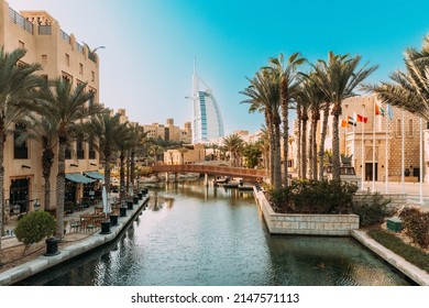 Quang cảnh khách sạn Burj Al Arab nhìn từ Madinat Jumeirah. Madinat Jumeirah the Arabian Resort - Dubai là một khu nghỉ dưỡng 5 sao ở Dubai. Đây là khu nghỉ mát lớn nhất ở Tiểu vương quốc.