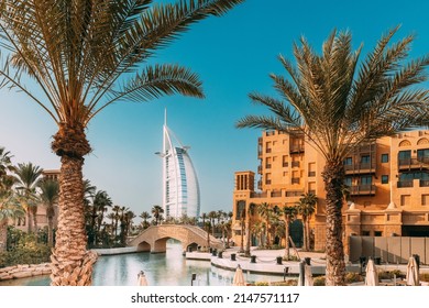 Quang cảnh khu nghỉ dưỡng Ả Rập Madinat Jumeirah. Khung cảnh tuyệt đẹp của khách sạn Burj Al Arab nhìn từ Madinat Jumeirah trong ngày hè đầy nắng. Khu nghỉ dưỡng sang trọng ở Dubai.