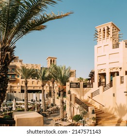 Quang cảnh khu nghỉ dưỡng Ả Rập Madinat Jumeirah. Đây là khu nghỉ mát lớn nhất ở Tiểu vương quốc. Quang cảnh chiếc đớp gió trong ngày hè đầy nắng ở quận Madinat Jumeirah. Toàn cảnh, toàn cảnh.