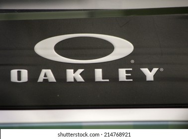 File:Oakley logo.svg - Wikipedia