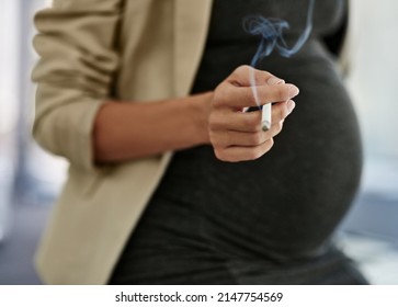 Cuando estás embarazada, hay más cosas en las que pensar que en ti misma. Foto de una mujer fumando un cigarrillo mientras está embarazada.