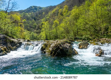 Lumi Sella midis Torninit në Olla de San Vicente, afër Cangas de Onis. Asturias. Spanja