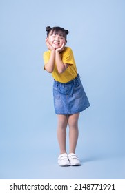 Hình ảnh trẻ em châu Á tạo dáng trên nền xanh