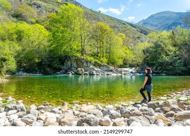 Një grua e re në pranverë në liqenin Olla de San Vicente, pranë Cangas de Onis. Asturias. Spanja