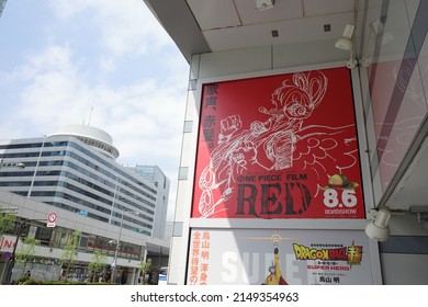 銀座、東京、日本 - 2022 年 4 月 19 日: 東映丸の内劇場で予定されている日本のアニメ映画「ワンピース フィルム: レッド」のポスター.