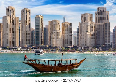 Kapal kayu tua, pelayaran Dhow di Dubai Marina, Dubai, Uni Emirat Arab