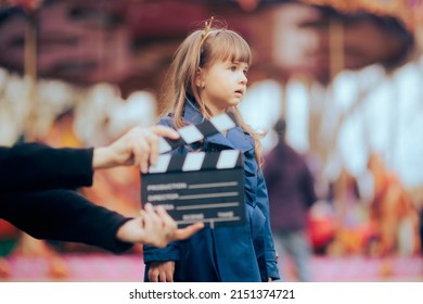 Pequeña actriz talentosa actuando frente a una cámara. Joven actor profesional filmando una escena en el set