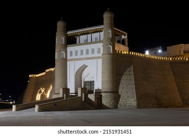 箱舟の要塞、ブハラへの玄関口。ウズベキスタン。夜景
