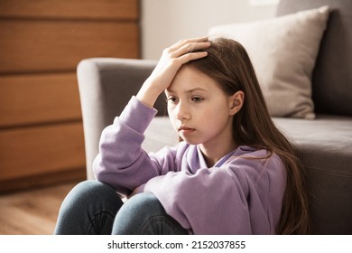 家で悲しい子供。乱用。屋内でうつ病の女の子。家庭内の問題、親の誤解、子育ての失敗、家庭内暴力