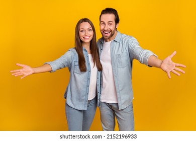Foto von guter Laune aufgeregt Schwester Bruder gekleidet Jeanshemden bereit Umarmung Sie isoliert gelber Hintergrund