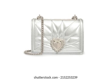 Vrouwen metallic zilveren leren tas Handtas Crossbody met hartkettingband Geïsoleerd op witte achtergrond aan de voorkant