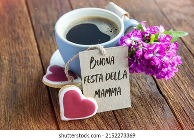 Glücklicher Muttertagstext auf Italienisch, Tasse Kaffee und Plätzchenherz, Feiertagsfrühstückszusammensetzung Grußkarte