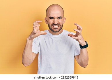 Jonke kaale Mann, deen alldeeglechen wäissen T-Shirt unhuet, jäizt frustréiert vu Roserei, Hänn probéieren ze stierwen, jäizt rosen