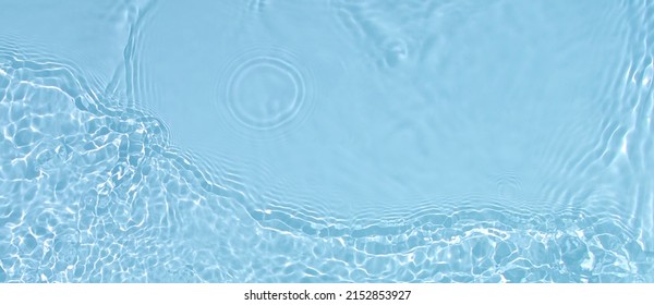 水しぶきと泡を持つ透明な青い澄んだ水波表面テクスチャー。抽象的な夏のバナーの背景コピー スペースと日光の下で水の波化粧品保湿剤ミセル トナー エマルジョン