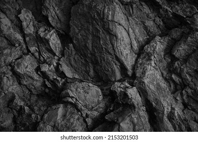 Crno bijela kamena tekstura. Gruba planinska površina. Close-up. Tamna volumetrijska kamena pozadina s prostorom za dizajn. Crumbled. Weathered.