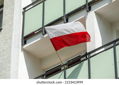 Poolse vlag uitzicht op het gebouw met ramen