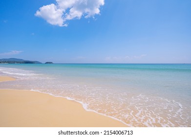 Zomer zee Tropisch zandstrand met blauwe oceaan en blauwe hemel achtergrondafbeelding voor natuur achtergrond of zomer achtergrond