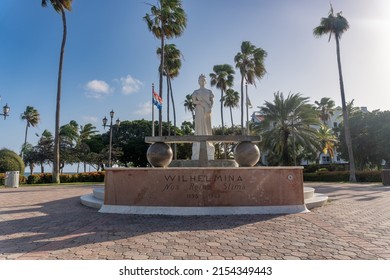 Oranjestad, Aruba, Nizozemské Antily: nábřežní park Wilhelmina Park, mramorová socha královny Wilhelminy, vůdkyně Nizozemska 1890 - 1948, nejdéle vládnoucí holandský panovník.