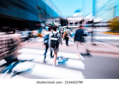 추상화 아키하바라 또는 아키바의 횡단보도나 육교를 건너는 사람들과 관광객의 군중을 담은 모션 블러. 이곳은 애니메이션, 만화, 오타쿠 상품으로 유명한 상업 지구입니다.