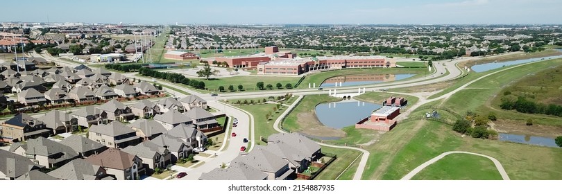 Vecindario residencial con vista aérea panorámica cerca del parque cubierto de hierba y el distrito escolar primario en Irving, Texas. Casas de dos pisos de nuevo desarrollo con patio trasero compacto y sistema de senderos