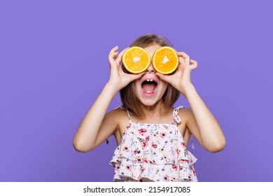 テキスト用のスペースと黄色の背景にオレンジ色を保持している夏のドレスで幸せな女の子。隔離する