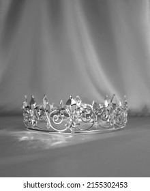 Uitstekende koninklijke kroon. Koningen en koninginnen. Zwart-wit foto. Vintage.