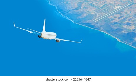 Avión de pasajeros aterrizando en el aeropuerto