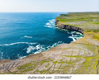 Luftaufnahme von Inishmore oder Inis Mor, der größten der Aran-Inseln in der Bucht von Galway, Irland. Berühmt für seine starke irische Kultur, Treue zur irischen Sprache und eine Fülle an antiken Stätten.