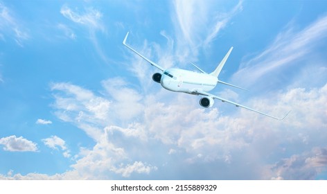 Avión de pasajeros blanco volando en el cielo nubes asombrosas en el fondo - Viajar por transporte aéreo