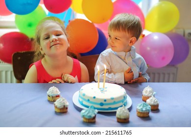 Portrait d'un garçon avec un gâteau d'anniversaire