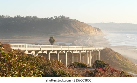 Brücke am Pacific Coast Highway 1, Torrey Pines State Beach, Del Mar, San Diego, Kalifornien, USA. Küsten-Roadtrip-Urlaub, Sonnenuntergangssitz mit malerischem Aussichtspunkt. Roadtrip auf dem Freeway 101 entlang des Ozeans.