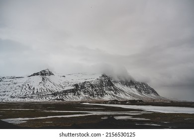 アイスランドの雪山に浮かぶ雲の束