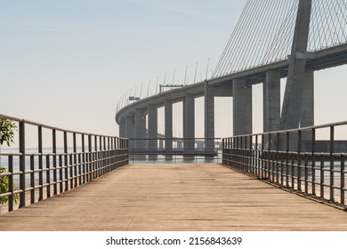 En smuk udsigt over Vasco da Gama-broen i Parque das Nacoes i Lisboa, Portugal