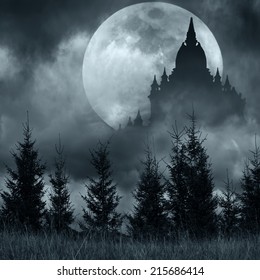 Silueta de castillo mágico sobre luna llena en noche misteriosa. Fondo de fantasía con bosque de pinos bajo un cielo nublado dramático