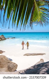 Anse Lazio Praslin Seychelles, una pareja joven de hombres y mujeres en una playa tropical durante unas vacaciones de lujo en Seychelles. Playa tropical Anse Lazio Praslin Seychelles