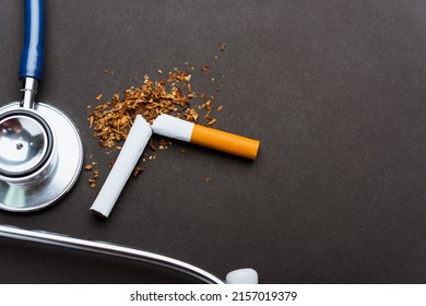 31 de mayo del Día Mundial sin Tabaco, no fumar, cierre de cigarrillos rotos o tabaco y estetoscopio médico sobre fondo negro con espacio para copiar, y concepto de salud pulmonar de advertencia