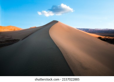 青い明るい空の下でデス バレー砂漠の砂の丘の美しい景色