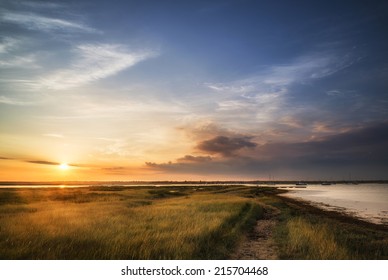 Mooie zomerse zonsondergang landschap over wetlands en haven