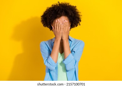 Foto van schattige verlegen grappige dame handen bedekken gezicht ogen incognito vermijden dragen jeans shirt geïsoleerd gele kleur achtergrond