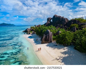 Anse Source d'Argent, La Digue Seychelles, una pareja joven de hombres y mujeres en una playa tropical durante unas vacaciones de lujo en Seychelles. Playa tropical Anse Source d'Argent, La Digue Seychelles