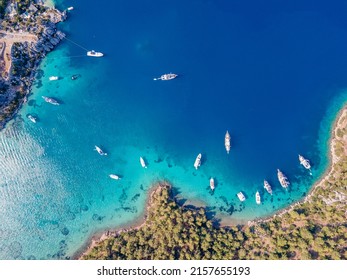 トルコ、ムーラ市のマルマリス地区のセリミエ村にあるセネット湾に停泊する毎日のツアー ボートとプライベート ヨットの空中ドローン映像。