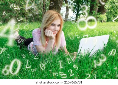 numerologia, młoda dziewczyna, blondynka, leży w trawie z laptopem, otoczona liczbami, usługi online